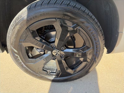 2025 Volkswagen Taos 1.5T SE Black